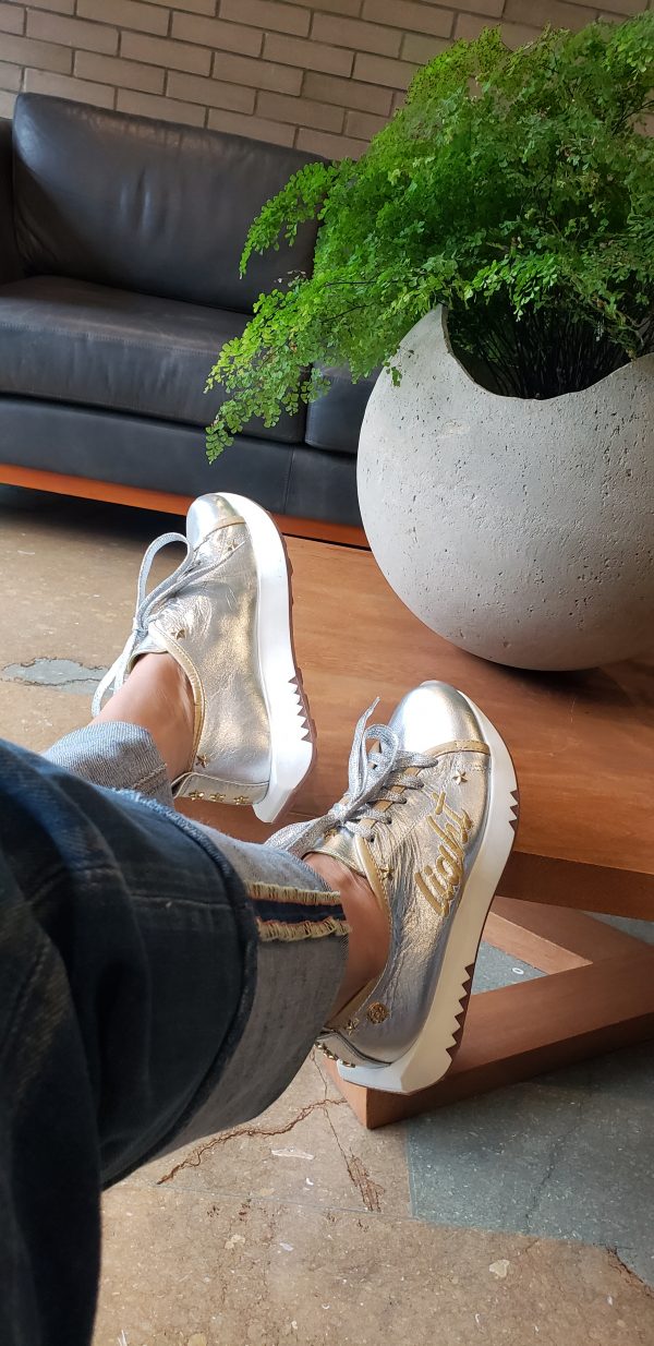 Tenis Light my Way Plateado x Dorado